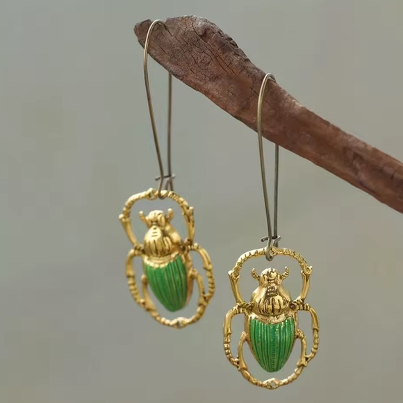 Vintage Green Beetle Gold Earrings - Picture 2 of 6